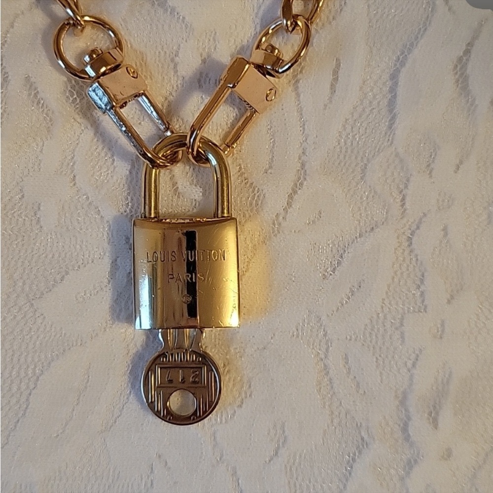 Louis Vuitton lock and key with unbranded chain
#217 Vintage - Picture 3 of 3